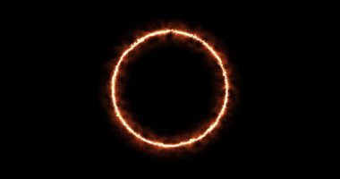 Siyah arka planda alev kırmızısı bir halka. Güneş alevinin soyut çemberi. Yanan bir ateş çemberi yavaş yavaş ortaya çıktı ve sürekli bir daire şeklinde yanmaya başladı. Canlandırılmış 4k grafik, çizgi film, üstüste koyma kipi
