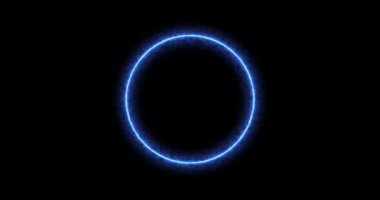 Mavi şimşek halkası, siyah arka planda enerji neonu. Yıldırım boşaltımlı soyut enerji çemberi. Yavaş yavaş, mavi bir halka belirdi ve çemberin içinde sabit bir parıltı. Canlandırılmış grafikler 4k.