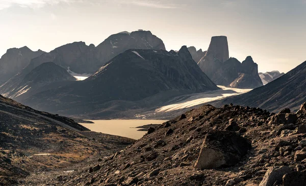夏の終わりの午後の光でターナー氷河の上のアスガルド山の塔の象徴的な花崗岩の岩。カナダのバフィン島Akshayukパスのリモート北極谷. — ストック写真