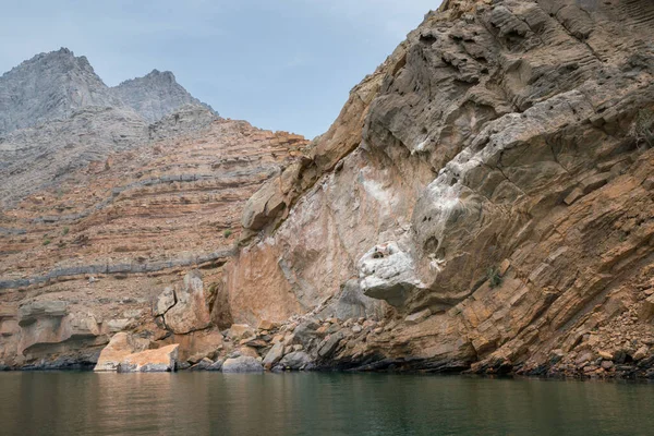 Acantilados sobre el mar con una piedra parecida a cabeza de tigre en fiordos de Musandam, Omán. —  Fotos de Stock