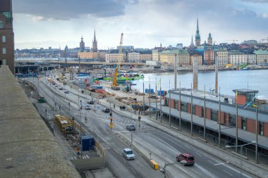 Stockholm, İsveç - 04.15.2017: Önünde yoğun bir yol bulunan Stockholm şehri manzarası.