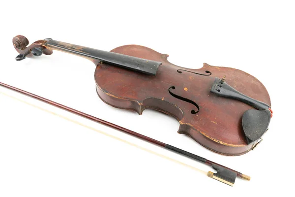 Brett närbild studio skott av gamla, trasiga, damm täckt fiol isolerad på vit bakgrund. Vintage skadat musikinstrument. Begreppet restaurering. — Stockfoto