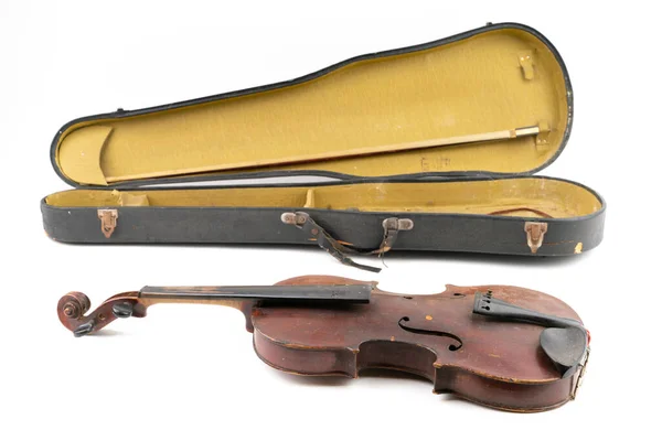 넓은 클로 셋 업 스튜디오 에서는 낡고 부서지고 먼지투성이 의 바이올린 을 낡고 긁힌 가방으로 덮어 흰 배경에 격리 시켰다. 빈티지는 악기에 손상을 입혔고. 회복에 대한 개념. — 스톡 사진