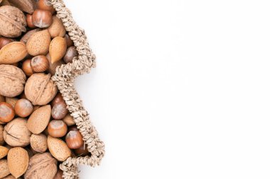 Beyaz arka planda izole edilmiş fındık dolu sepet dolu en iyi detay stüdyo çekimi. Sağ tarafta boş yer var. Noel konsepti.