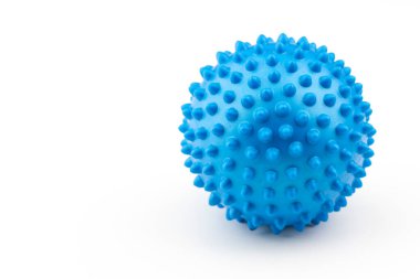 Beyaz arka planda mavi kauçuk masaj topunun detaylı stüdyo görüntüsü. Çağdaş rehabilitasyon ekipmanları. Fizyoterapi araçları.