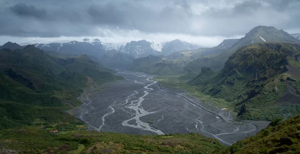 İzlanda 'nın güneyindeki Thorsmork Vadisi' ndeki Valahnukur Tepesi 'nin tepesinden gizemli volkanik İzlanda manzarası. Baharın sonlarında İzlanda doğasında yağmurlu, bulutlu, sisli bir gün. — Stok fotoğraf