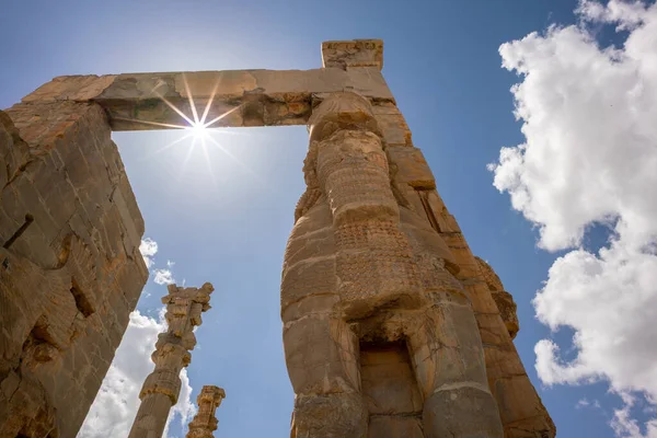 Ruinen, Statuen und Wandmalereien der antiken persischen Stadt Persepolis im Iran. Die berühmtesten Überreste des alten persischen Reiches. — Stockfoto