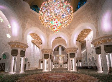 Abu Dabi, BAE - 11.03.2017: Şeyh Zayed Büyük Camii 'nin iç kesiminde dehşet verici bir iç mekan. Kristal avize ve zengin süslü kemerler. Güzel İslami mimari.