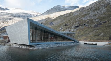 Trollstigen, Norveç - 09.11.2017: Soğuk bir sonbahar gününde Trollstigen kafe ve ziyaretçi merkezinin modern üçgen binası. Dramatik Norveç manzarasında modern modern mimari.