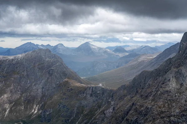 Kilátás a tetején Trollveggen, vagy Troll Wall, Norvégiában. Híres kilátás a norvég hegyekben. Drámai hegyvonulat az ősz hideg és felhős napján. — Stock Fotó