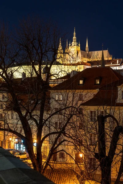 Πράγα, Τσεχία - 02.17.2022: Άποψη του Κάστρου της Πράγας από τη Γέφυρα του Καρόλου στη σκοτεινή νύχτα. Πράγα κέντρο χωρίς ανθρώπους. Όμορφα ιστορικά κτίρια στην πρωτεύουσα της Κεντρικής Ευρώπης. — Φωτογραφία Αρχείου