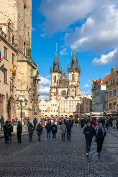 Praga, Chequia - 02.19.2022: Mucha gente caminando por la Plaza de la Ciudad Vieja con la Iglesia de Nuestra Señora ante Tyn en el fondo. Multitudes en el centro histórico de Praga en un día soleado. — Foto de Stock