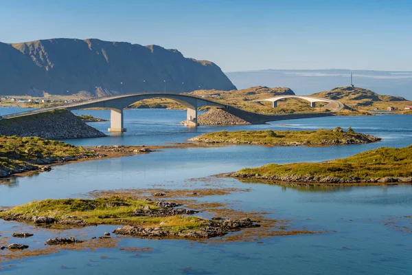 Фредванг мосты через фьорд Лофотенских островов в Норвегии в прекрасный день арктического лета с впечатляющими скалами и горами на горизонте. Пешие прогулки в отдаленной северной дикой местности. — стоковое фото