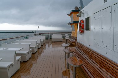 Cuxhaven, Almanya - 02.25.2022: Gelgoland feribotu Cuxhaven 'dan Helgoland' a gidiyor Kuzey Denizi 'nde çok bulutlu ve yağmurlu bir günde.