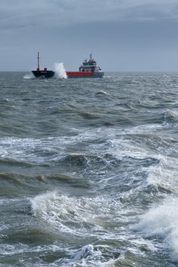 Helgoland, Almanya - 02.27.2022: Alman Helgoland adasındaki modern Hıristiyan kilisesinin ince piramidi. Kuzey takımadalarında modern dini mimari.