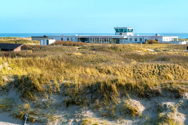 Dune, Almanya - 02.26.2022: Flughafen Helgoland, Almanya 'nın kuzeyindeki Dune adasındaki küçük havaalanı, güzel güneşli bir kış gününde.