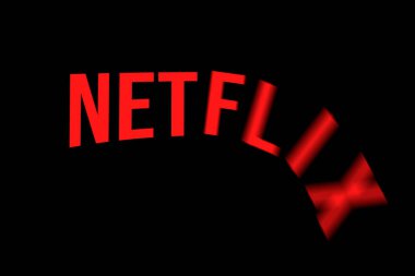 Celadna, Çek Cumhuriyeti - 04.21.2022: Uçurumdan düşen harflerle Netflix logosuna yakınlık. Hisse senetlerinin düşmesi, değer kaybı, şirket krizi. Hisse senedi fiyatı düştü.