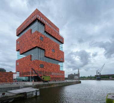 Antwerp, Belçika - 04.29.2018: Muzeum aan de Stroom 'un modern binası, MAS müzesi, soğuk ve bulutlu bir günde. Belçika 'nın ünlü mimarisi.