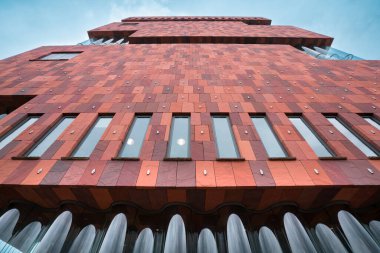 Antwerp, Belçika - 04.29.2018: Soğuk ve bulutlu bir günde Muzeum aan de Stroom, MAS Müzesi 'nin modern cephesinin geniş açılı çekimini detaylandır. Belçika 'nın ünlü mimarisi.