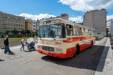 Ostrava, Çek Cumhuriyeti - 05.28.2022: Güzel güneşli bir günde Gazi Rallye 'de eski Karosa otobüsünün düşük açılı ön görüntüsü