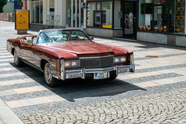 Ostrava, Çek Cumhuriyeti - 05.28.2022: Şehir merkezinde savaş gazisi rallye sırasında parlak kahverengi Cadillac Eldorado 1975 'in geniş açılı detaylı çekimi. Güzel klasik Amerikan arabası şehir merkezinde.
