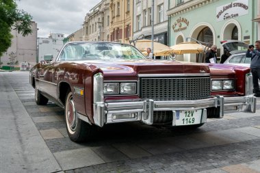 Ostrava, Çek Cumhuriyeti - 05.28.2022: Şehir merkezinde savaş gazisi rallye sırasında parlak kahverengi Cadillac Eldorado 1975 'in düşük açılı detaylı çekimi. Güzel klasik Amerikan arabası şehir merkezinde.