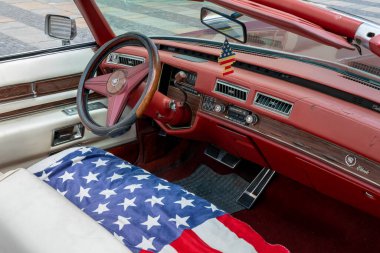 Ostrava, Çek Cumhuriyeti - 05.28.2022: 1975 yılında şehir merkezinde yapılan rallye sırasında Cadillac Eldorado 'nun iç mekanının ayrıntıları. Güzel klasik Amerikan arabası şehir merkezinde.