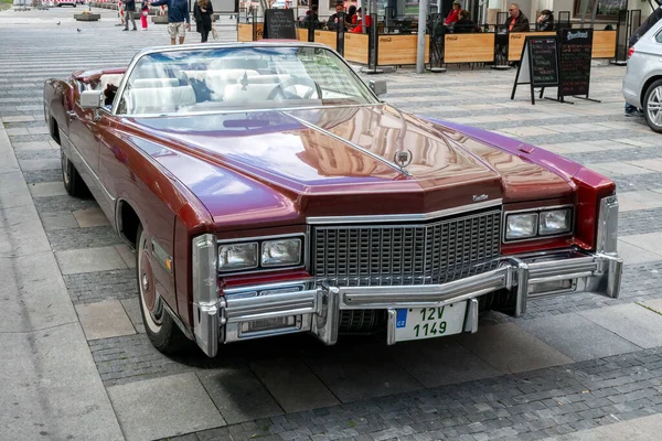 Ostrava, Çek Cumhuriyeti - 05.28.2022: Şehir merkezinde savaş gazisi rallye sırasında parlak kahverengi Cadillac Eldorado 1975 'in geniş açılı detaylı çekimi. Güzel klasik Amerikan arabası şehir merkezinde.