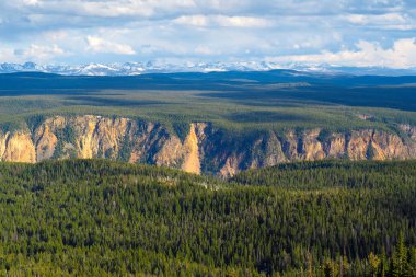 Yellowstone 'un büyük kanyonu, Wyoming' deki Yellowstone Ulusal Parkı 'ndaki Washburn Dağı' nın yamaçlarından görülebiliyordu. Dağlarda yürüyüş yapmak için güzel bir gün.