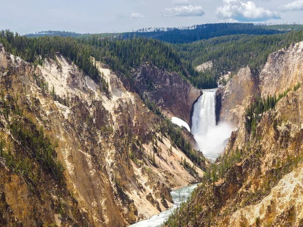Yellowstone Büyük Kanyonu, Yellowstone Ulusal Parkı, Wyoming, ABD 'de Lower Falls Şelalesi. Dünyaca ünlü şelalenin manzarasına canlı renklerle dolu güneşli güzel bir günde