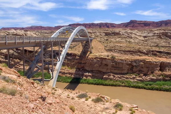 Utah, ABD 'deki Colorado Nehri' nin karşısındaki çelik köprüden geçmek. Amerikan çölünde klasik bir köprü kemeri. Amerika 'nın batısına git. Çok sıcak, güneşli bir bahar günü. Amerika 'yı boydan boya geç.