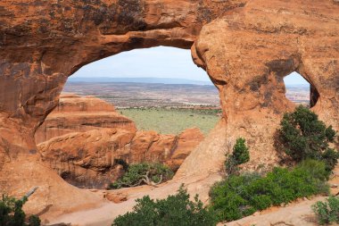 Utah, ABD 'deki Arches Ulusal Parkı' ndaki bölüm kemerinden bak. Erime sonucu oluşan doğal kumtaşı kemeri şekli. Amerika 'nın güneybatısındaki ünlü doğal anıt. Güzel güneşli bahar günü