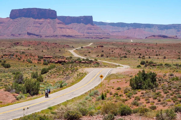 Carretera 128 Los Estados Unidos Serpentea Por Desierto Utah Entre —  Fotos de Stock
