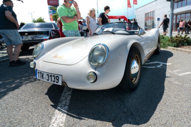 Ostrava, Çek Cumhuriyeti - 06.05.2022: Beyaz Skoda Banham 130 Spyder 'ın alçak açılı ön çekimi. Üstü açık gazi arabası. Şehirdeki gazi mitingi sırasında insanlar eski arabalara hayran kalıyor.