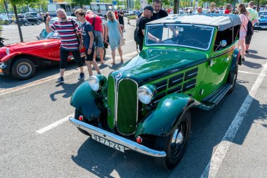 Ostrava, Çek Cumhuriyeti - 06.05.2022: Çok eski bir BMW gazi arabasının yüksek açılı geniş açılı görüntüsü. Şehirdeki rallye etkinliği sırasında insanlar eski arabalara hayran kalıyor.