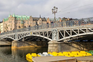 Stockholm, İsveç - 04.16.2017: İsveç başkentinin Ostermalm ilçesindeki Curgardsbron köprüsünün çelik kemerleri