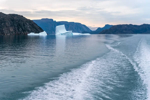 Big Blue Icebergs Floating Sea Broughton Island Nunavut Canada Boat — 스톡 사진