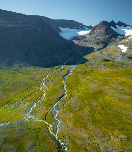 Άγριο Ποτάμι Που Ρέει Από Παγετώνες Βουνών Απέραντο Απομακρυσμένο Αρκτικό — Φωτογραφία Αρχείου