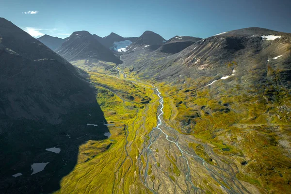 Dzika Rzeka Płynąca Lodowców Górskich Rozległym Odległym Arktycznym Krajobrazie Góry — Zdjęcie stockowe