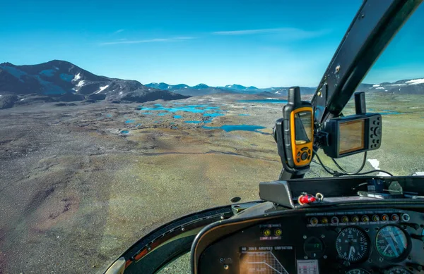 広大な北極の風景の中に湖や山の上に小さなヘリコプターのコックピットからの眺め スウェーデンのサレク国立公園にあるBalgatjavrasj湖高原 遠くスウェーデンのラップランドでハイキング ラポニア夏 — ストック写真