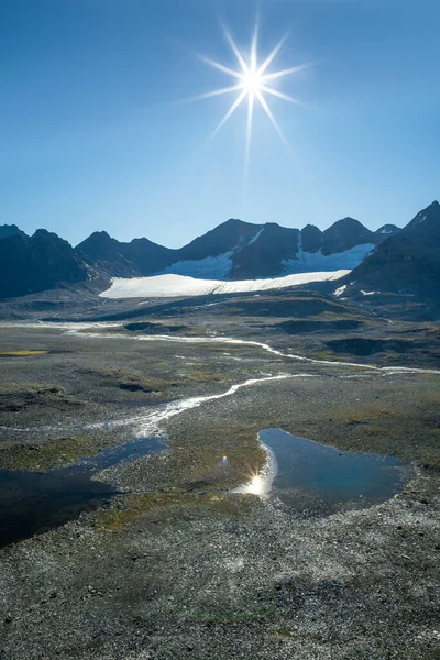 広大な北極の風景の中に湖や山の空中ビュー スウェーデンのサレク国立公園にあるBalgatjavrasj湖高原 遠くスウェーデンのラップランドでハイキング ラポニア夏 Barddetjahka Balgatjiegna — ストック写真