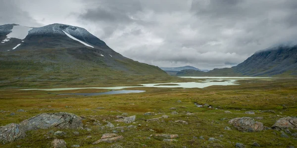 북극의 구름낀 여름날 외딴곳에 밑에는 호수가 있습니다 Pierikjaure 리카르 Bierikjavrre — 스톡 사진