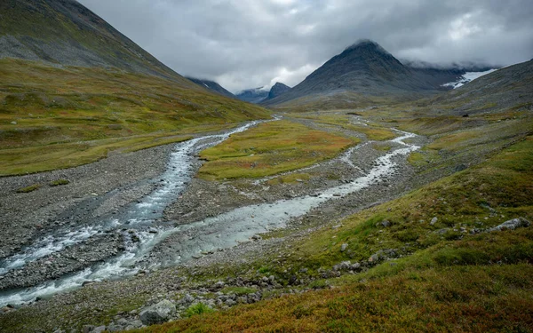 Rio Selvagem Que Flui Através Vale Ártico Rigoroso Remoto Dia — Fotografia de Stock