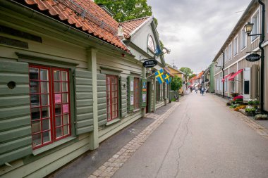 Sigtuna, İsveç - 09.02.2022: Stora Gatan, Sigtuna 'nın ana tarihi caddesi, İsveç' in en eski kenti. Yazın bulutlu günü