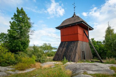 Sigtuna, İsveç - 09.02.2022: Sigtuna Klockstapel veya Belfry, Sigtuna 'nın eski ahşap kilise çan kulesi, Stockholm, İsveç, güzel bir yaz gününde. Geleneksel İskandinav ahşap mimarisi