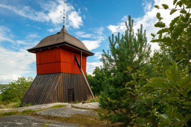 Sigtuna, İsveç - 09.02.2022: Sigtuna Klockstapel veya Belfry, Sigtuna 'nın eski ahşap kilise çan kulesi, Stockholm, İsveç, güzel bir yaz gününde. Geleneksel İskandinav ahşap mimarisi