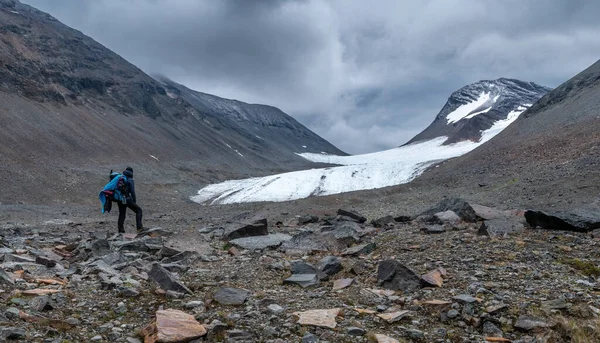 Randonneuse Surplombant Glacier Dans Une Vallée Arctique Difficile Éloignée Par — Photo