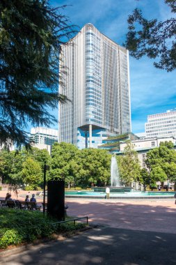 Tokyo, Japonya - 09.14.2022: Tokyo 'nun merkezindeki modern gökdelenler Hibiya Park' tan izleniyor. Japon başkentinde güneşli güzel bir gün.
