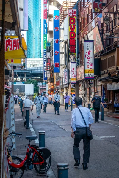 東京都 2022年 通りを通る人々と東京の中心部にあるヴィンテージの狭い通り — ストック写真