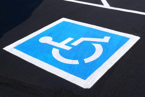 장애인 공간에 파란색 장애인 아스팔트 표면의 사진에 표시되어 접근성 — 스톡 사진